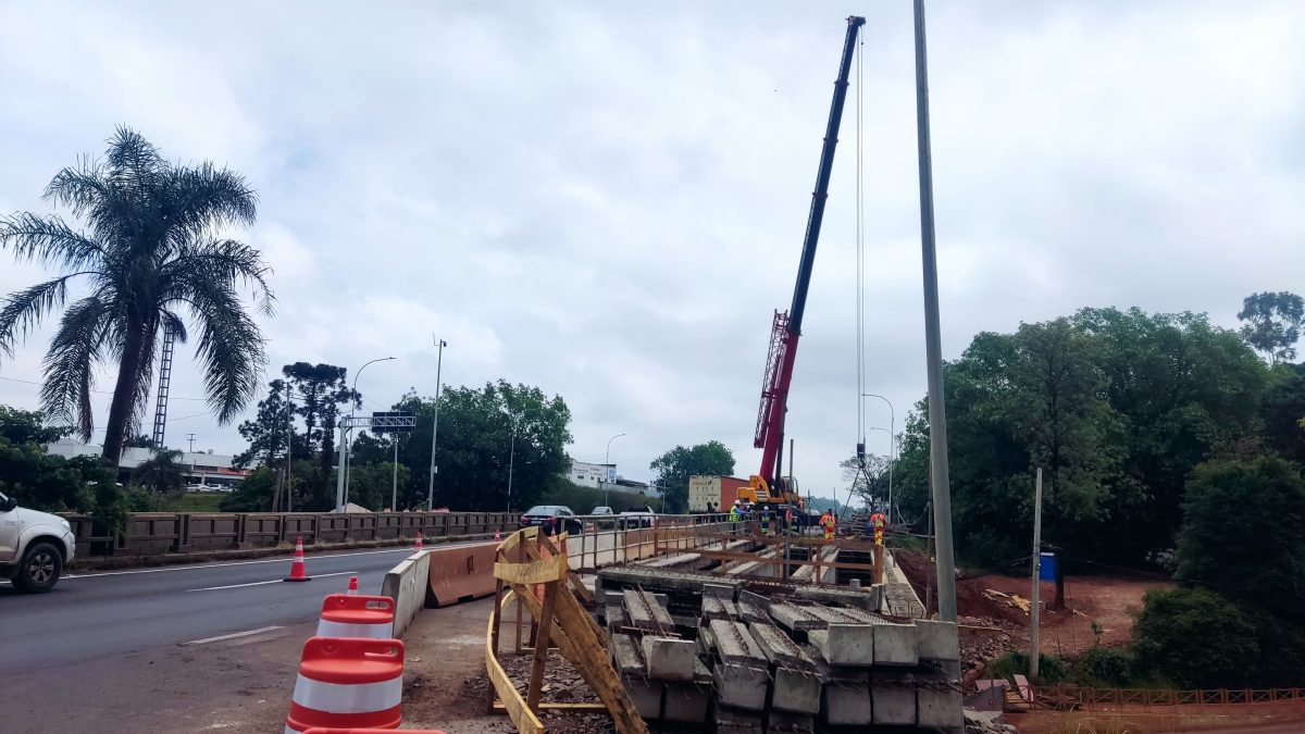 Obras causam bloqueios parciais em avenida e rodovia