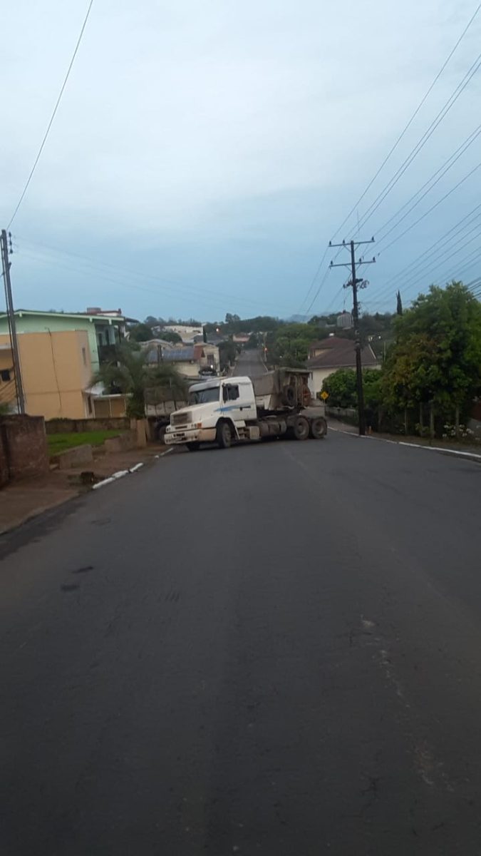 Carreta trava em subida e bloqueia trânsito no bairro Campestre