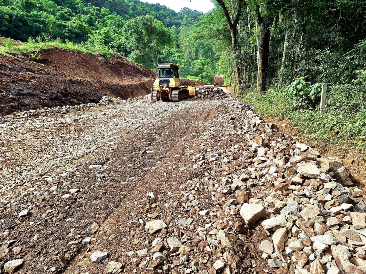 Construção da base de asfalto avança em Araguari