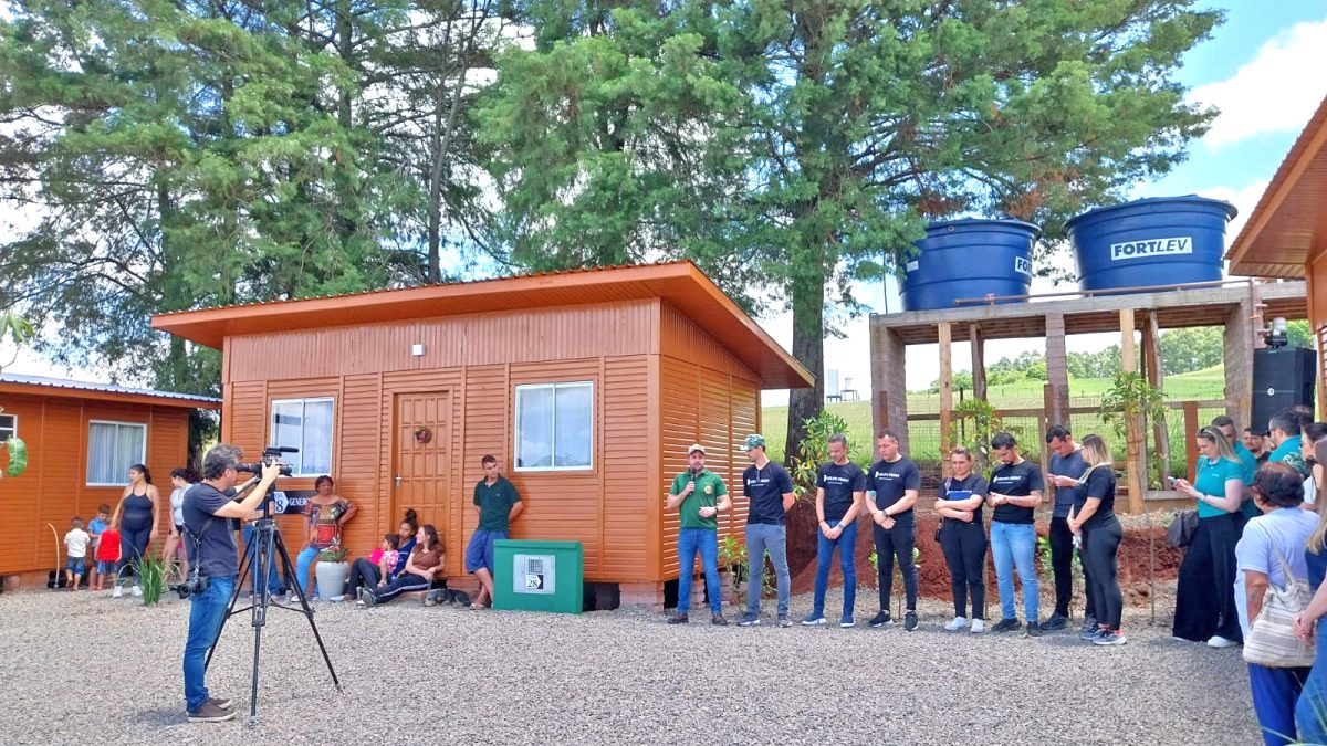 Front entrega moradias e município zera número de pessoas nos abrigos