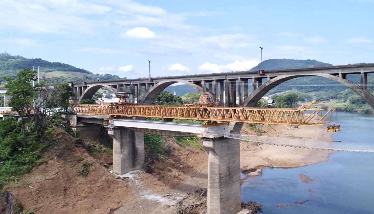 Reconstrução da ponte avança com a instalação das vigas