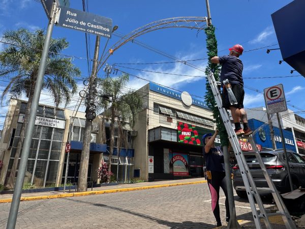 Decoração natalina começa a ser instalada em Lajeado