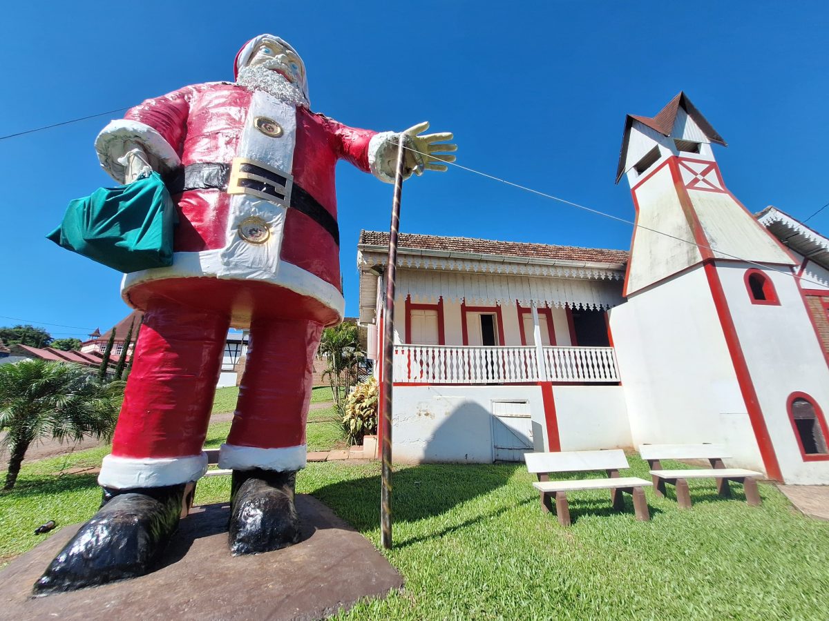 Forquetinha monta Papai Noel de 9 metros de altura