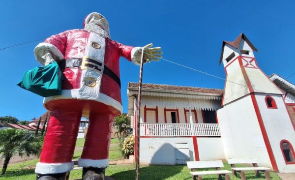 Forquetinha monta Papai Noel de 9 metros de altura