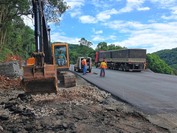 EGR avança obra de pavimentação asfáltica em Muçum