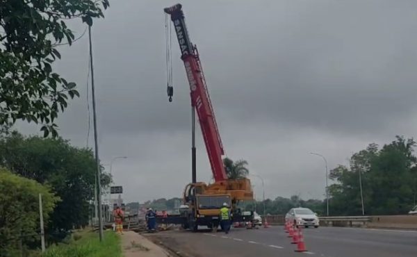 Obras causam bloqueios parciais em avenida e rodovia