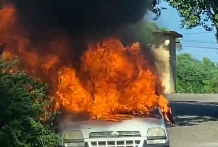 Carro incendeia em praça do bairro Canabarro, em Teutônia