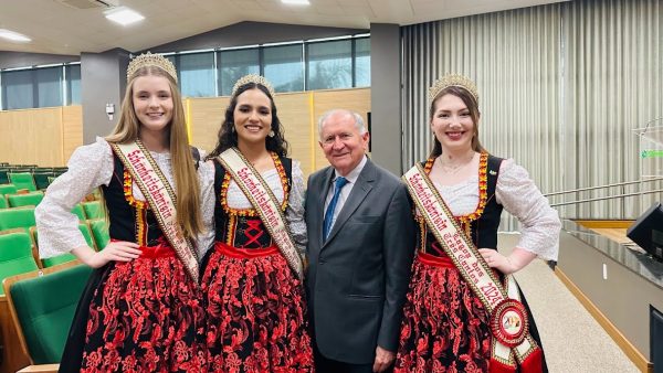 Soberanas do bicentenário reforçam a beleza e a cultura das mulheres alemãs