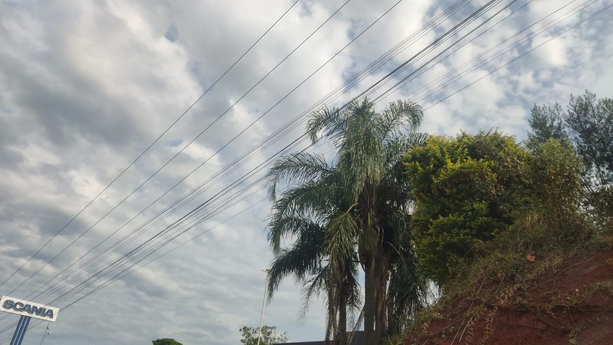 Calor, abafamento e pancadas de chuva definem o fim de semana