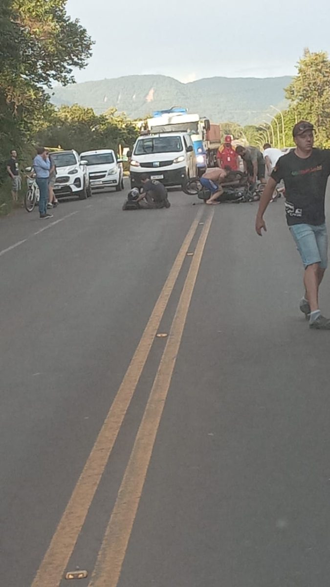 Colisão entre motocicletas deixa condutores feridos