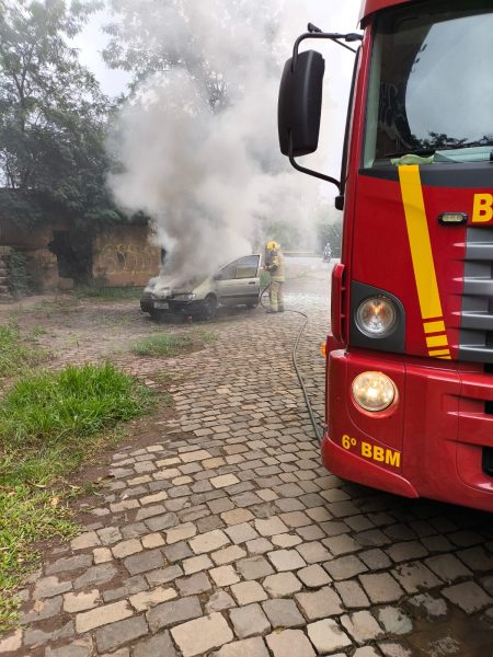 Incêndio consome carro no bairro Imigrantes, em Estrela