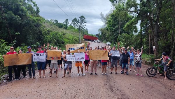 Moradores protestam e cobram melhorias na Romeu Júlio Scherer