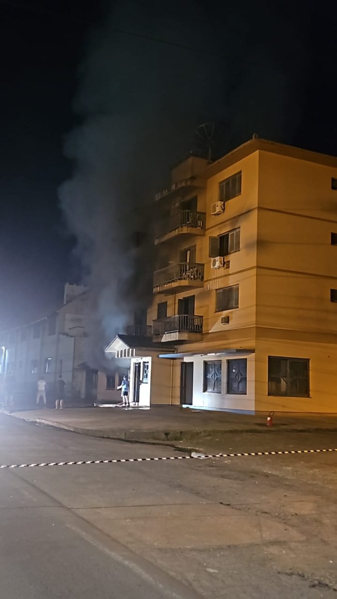 VÍDEO: Incêndio atinge loja de materiais de construção