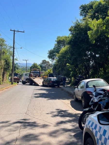 Operação remove veículos irregulares no bairro Santo Antônio