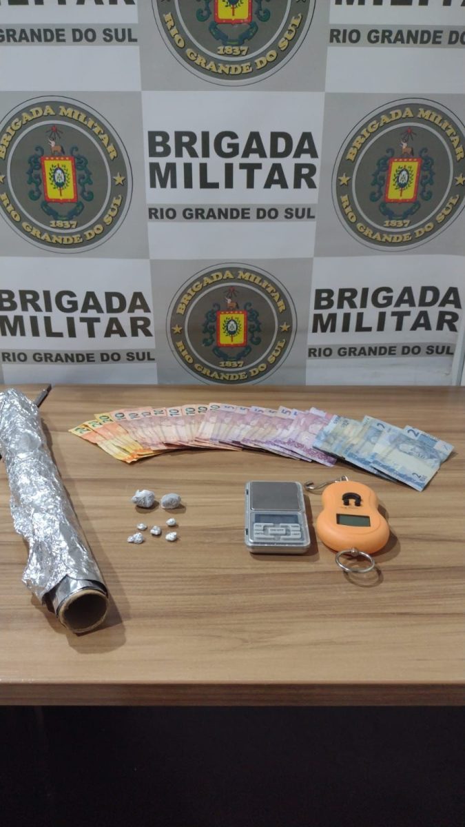 BM detém homem e apreende adolescente por tráfico de drogas