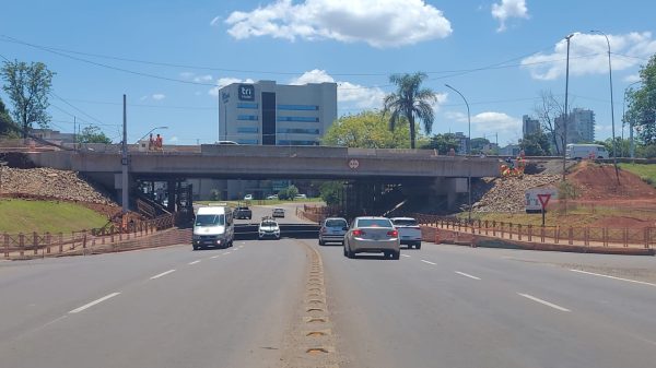 Obra no viaduto interrompe tráfego na Av. Pasqualini nesta madrugada