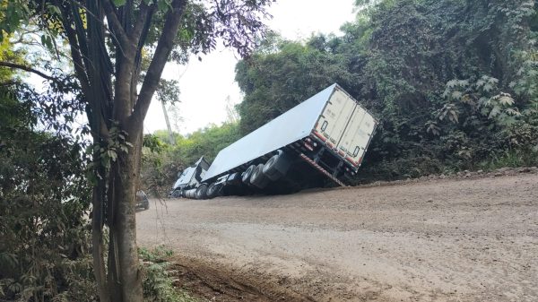 Caminhão tomba na estrada de acesso à Ponte do Exército