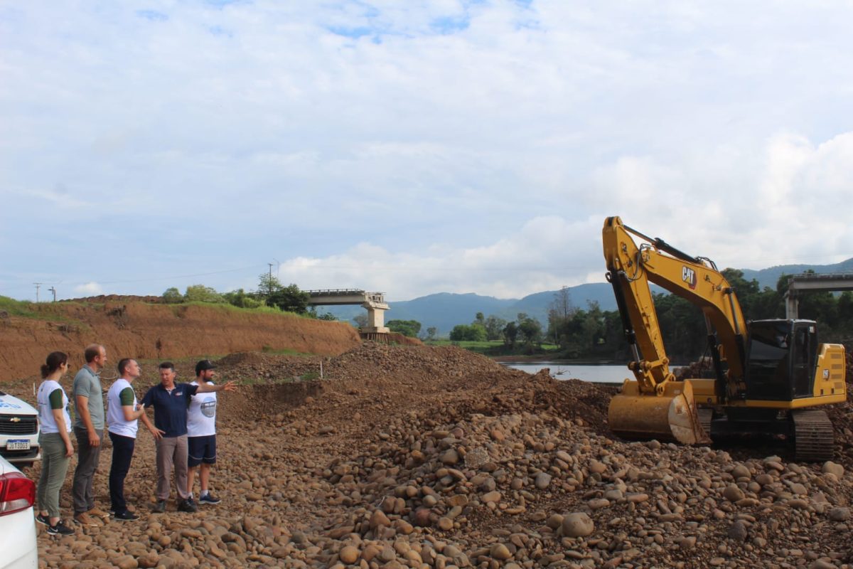 Associação inicia construção de ponte baixa entre Travesseiro e Marques de Souza