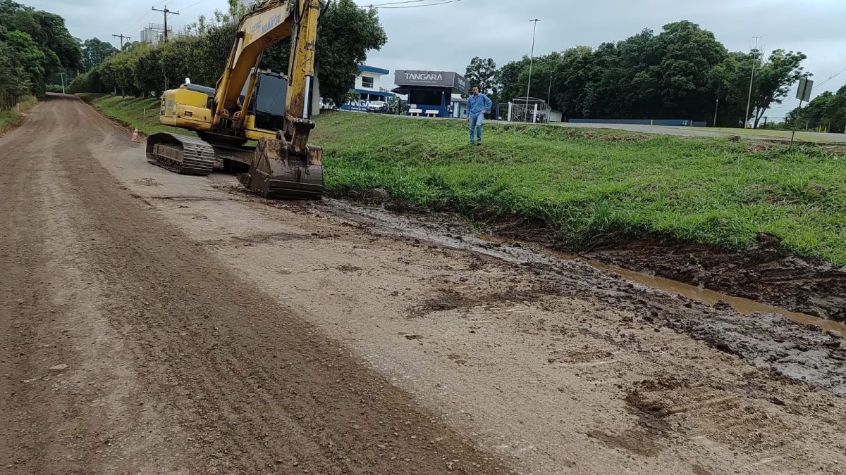 Trânsito é interrompido para pavimentação na Tangará