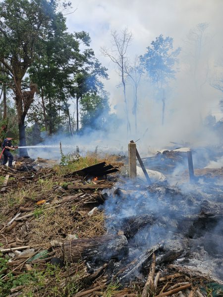 Incêndio em entulhos perdura mais de 20 horas