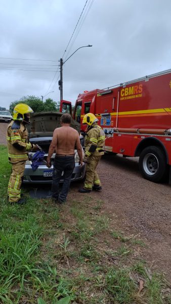 Bombeiros atendem princípio de incêndio em veículo na ERS-130