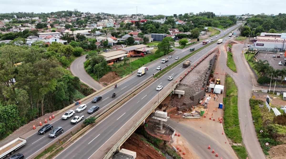 Içamento de vigas em viaduto de Estrela causa bloqueio parcial da pista