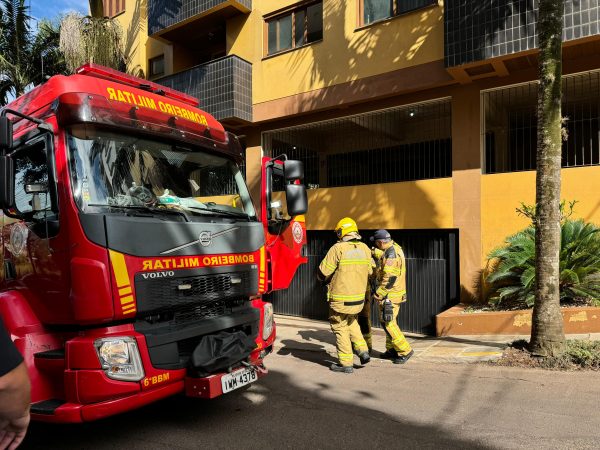 Fumaça em apartamento mobiliza bombeiros