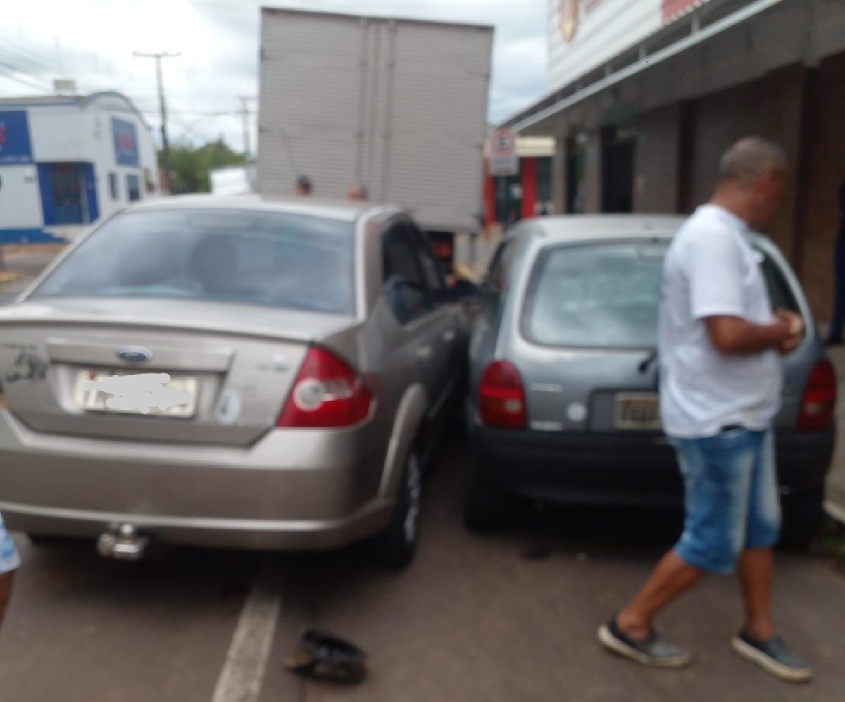 Colisão envolve três veículos no centro de Venâncio Aires