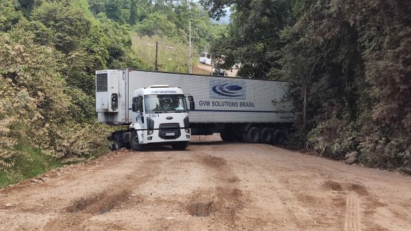 Carreta bloqueia acesso à Ponte de Exército