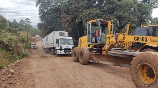 Trânsito é liberado após retirada de carreta