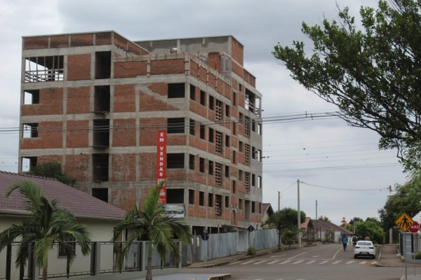 Incorporadora processa construtora após abandono de edifício