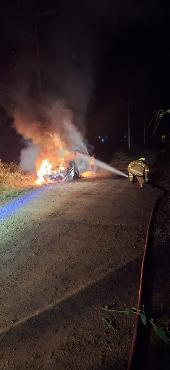 Incêndio consome veículo em Estrela