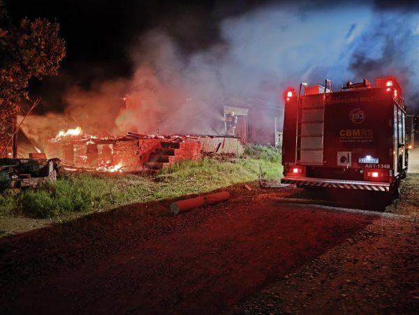 Casa pega fogo na madrugada em Santa Mônica, Venâncio Aires