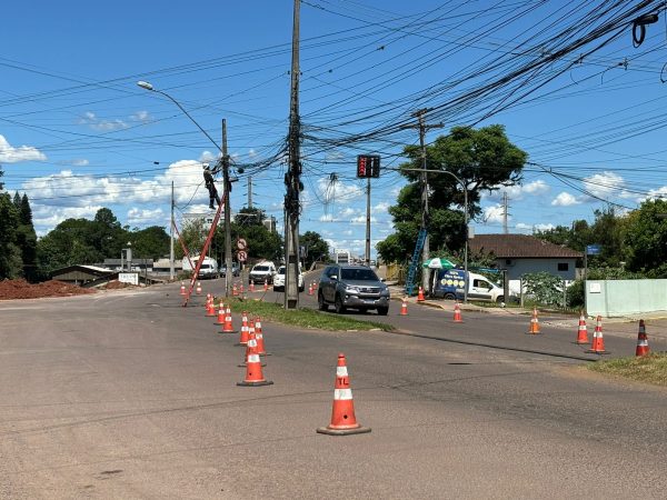 Manutenção da rede de internet e telefonia causa desvio no trânsito