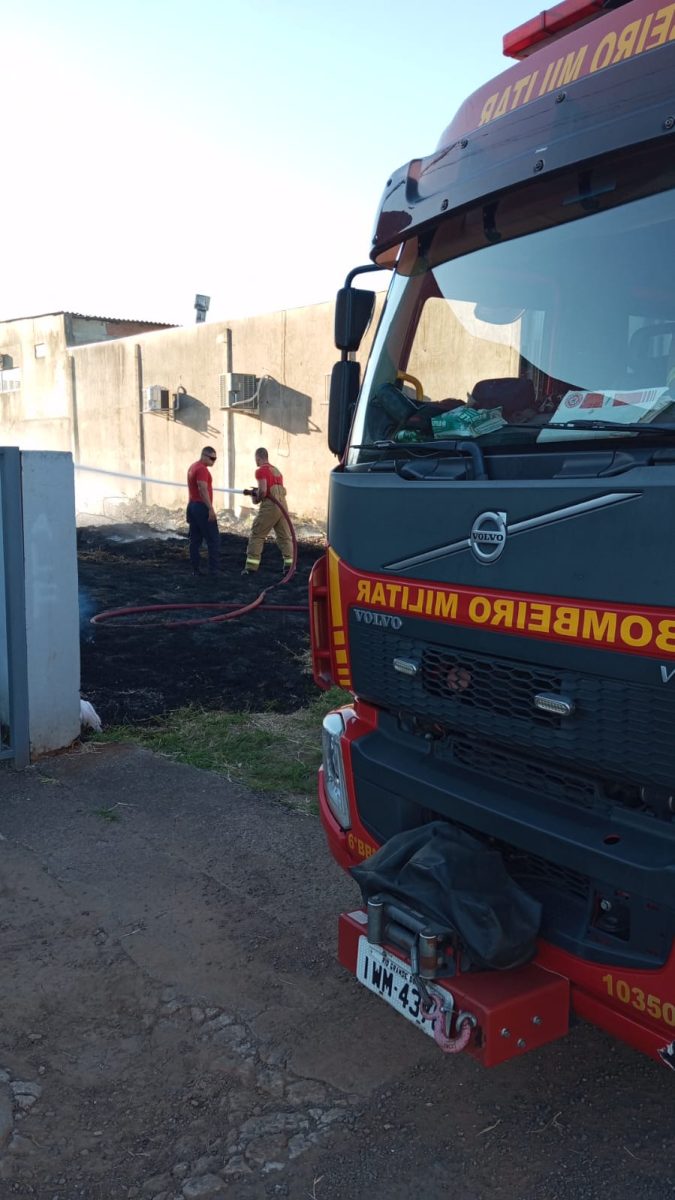 Bombeiros combatem incêndio em vegetação no bairro Florestal