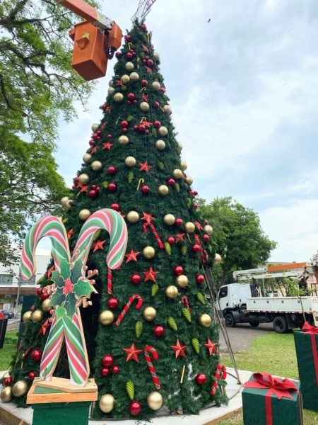 Com 10 mil luzes, decoração natalina recebe últimos detalhes