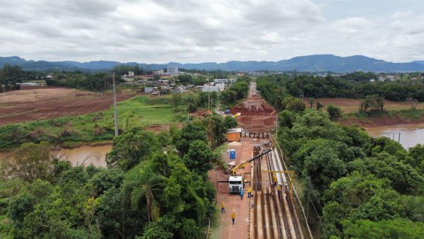 Secretário Juvir Costella vistoria obras da ponte na ERS-130