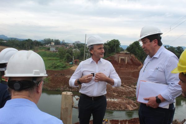 Secretário Juvir Costella vistoria obras da ponte na ERS-130