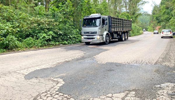 Estado tapa buracos na 332 e serviço gera críticas