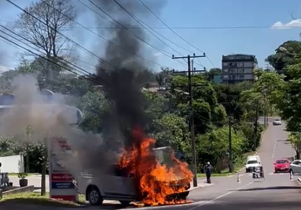 Fogo consome caminhonete na avenida Amazonas, em Lajeado