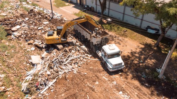 Estado faz a remoção de entulhos gerados pelas enchentes