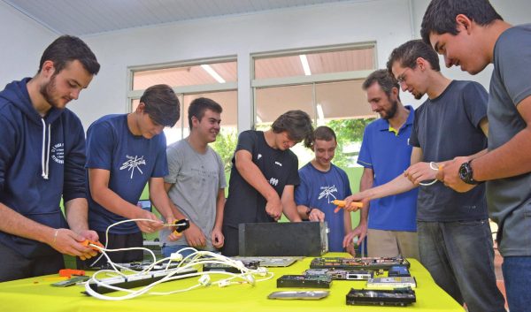 Queda nas matrículas ameaça cursos técnicos gratuitos