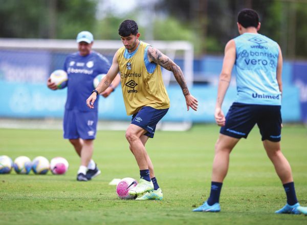 Pressionados, Grêmio e Cruzeiro se enfrentam visando 2025