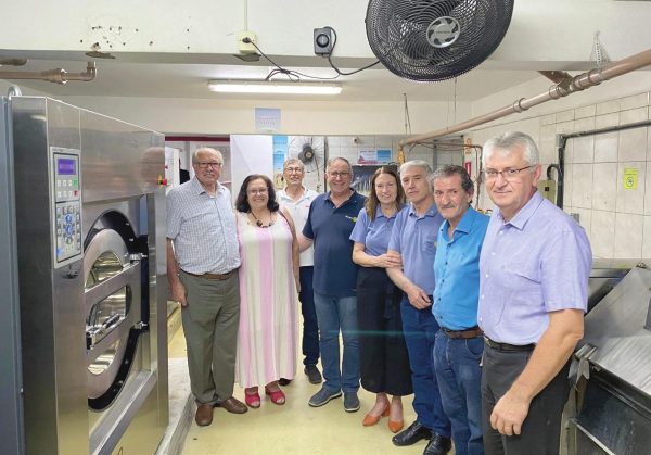 Rotary entrega máquinas de lavar e secar para a Apae