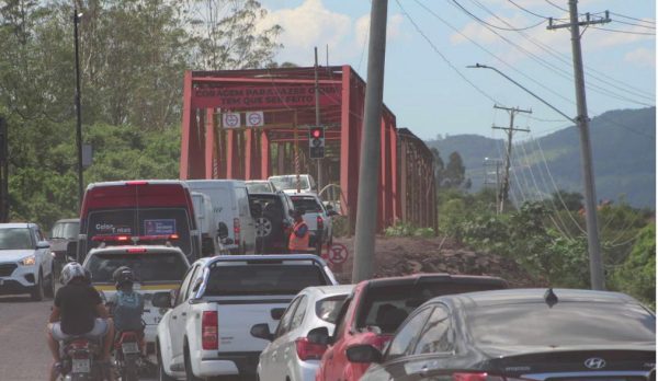 Limites à histórica Ponte de Ferro