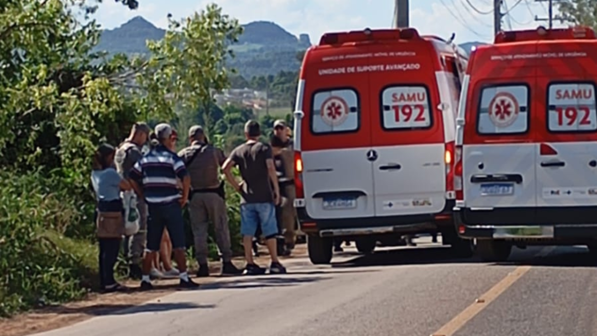 Capotamento deixa motorista ferido e bloqueia trânsito no acesso à Ponte de Ferro