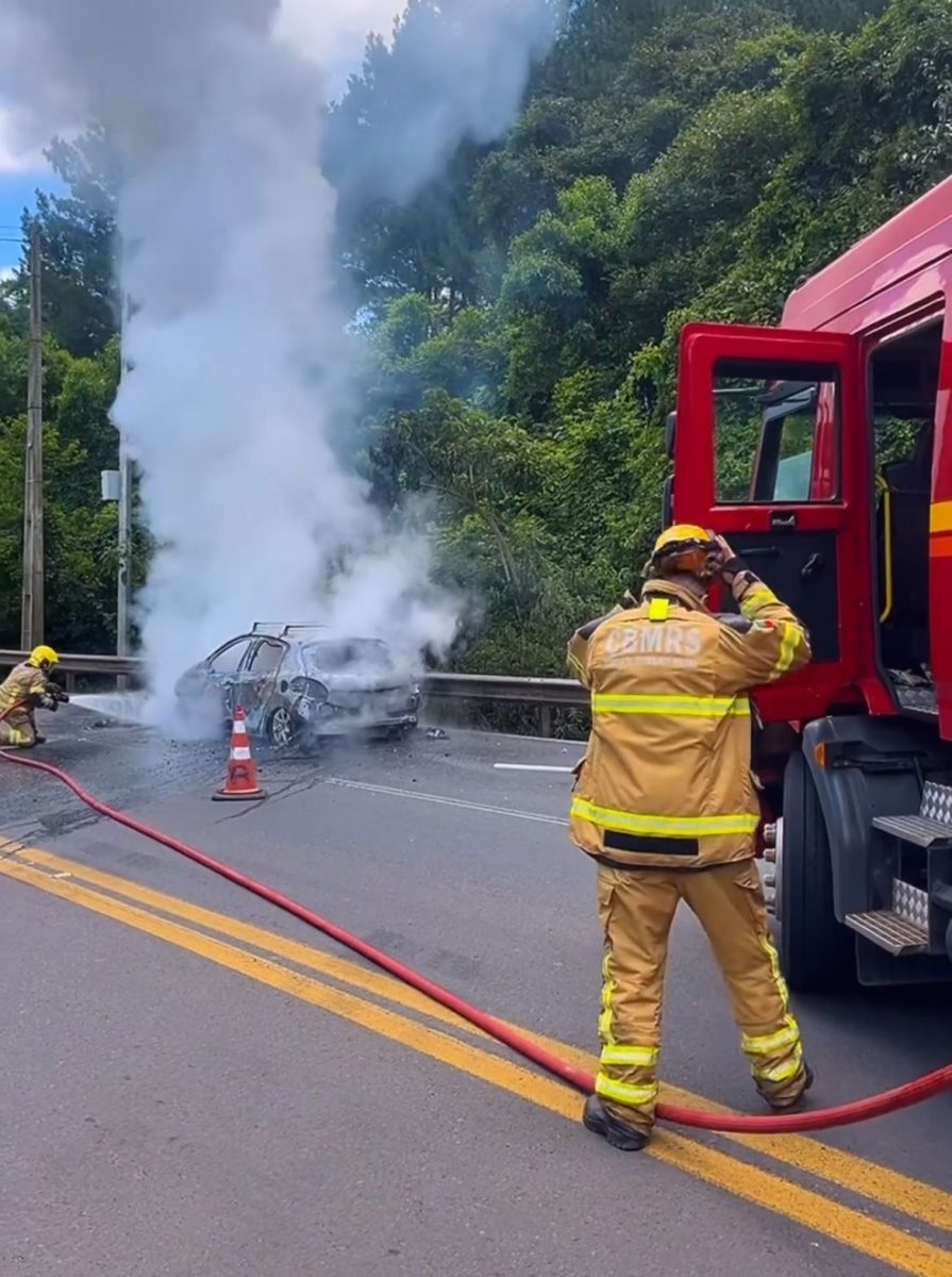 Fogo consome carro na BR-386