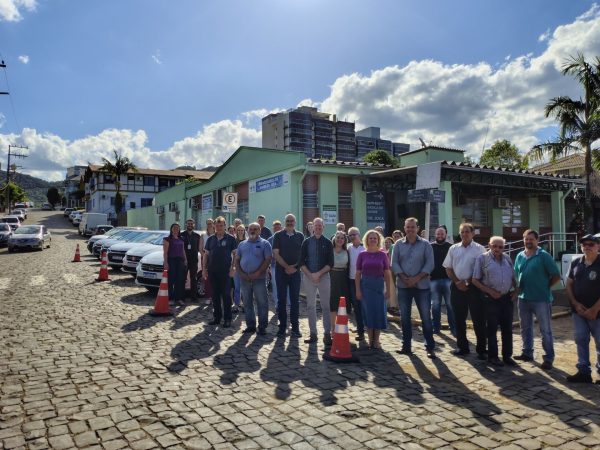 Marques de Souza entrega nove veículos e reformulação de unidade de saúde