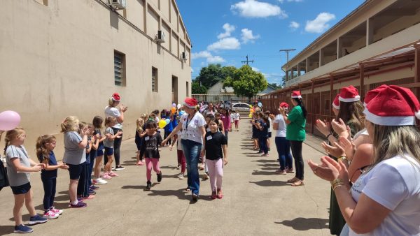 Pais e alunos do Sinodal Conventos adotam cartinhas de Natal de crianças do Santo Antônio