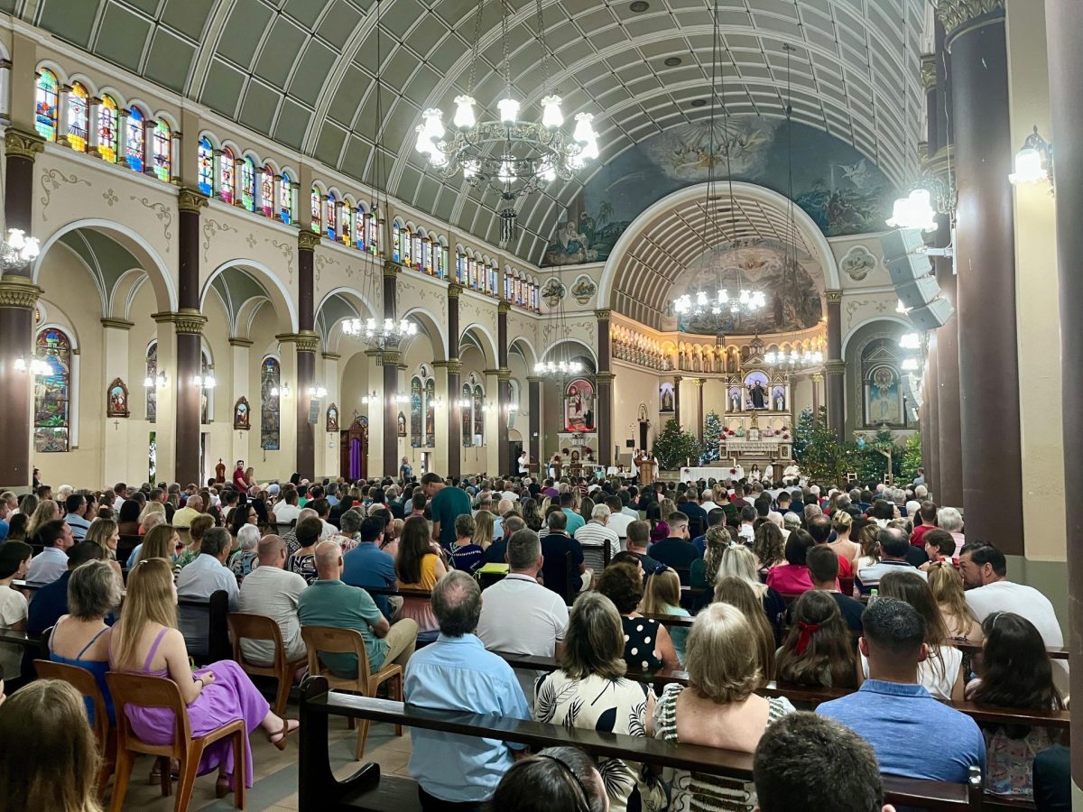 Na véspera de Natal, fiéis lotam igrejas para celebrar o nascimento de Jesus Cristo